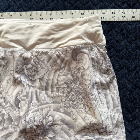 Lululemon Women’s Pacesetter Skirt Floral White‎ Gray Sz 4 - Picture 8 of 9